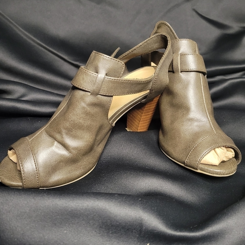 Fioni, Green-Grey, open-toed bootie heels Size 7